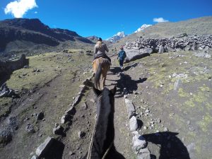 在秘鲁奥桑盖特骑马跋涉