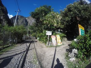 Gehen Sie zu Fuß entlang der Bahngleise nach Machu Picchu