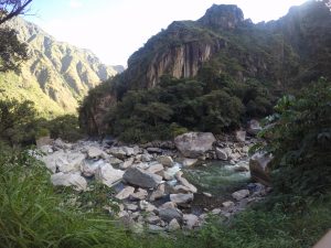 Gehen Sie zu Fuß entlang der Bahngleise nach Machu Picchu