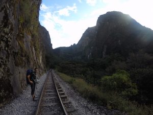 Gehen Sie zu Fuß entlang der Bahngleise nach Machu Picchu